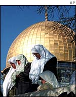 Palestinian women praying in Jerusalem