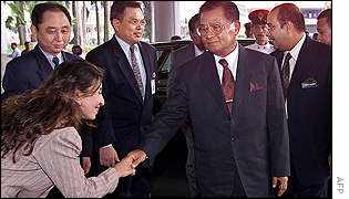 Genral Than Shwe (R) in Thailand