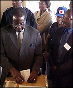 Robert Mugabe casts his vote