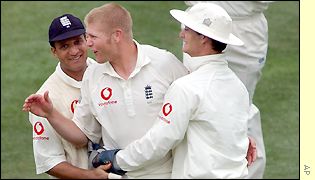 Daniel Vettori hits a fine 42 off 57 balls in his innings