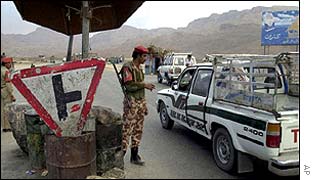 Yemeni soldiers questioning drivers