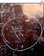 The sign of the Red Brigades found on a door near the murder scene