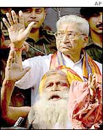 VHP leaders Ashok Singhal and Paramhans Ramchandra Das