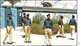 Pakistani police guard hideout of suspected al-Qaeda members