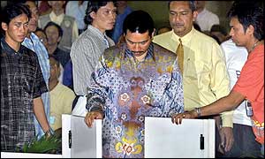 Tommy Suharto walks into court on 3 April 2002