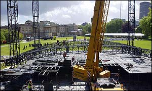 Workmen constructing the stage in Buckingham Palace gardens