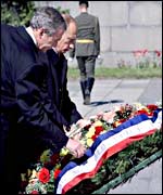 President Bush and President Putin lay a wreath in St Petersburg
