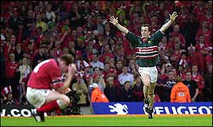 Austin Healey celebrates his try