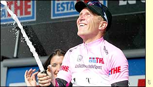 Germany�s Jens Heppner celebrates retaining his lead