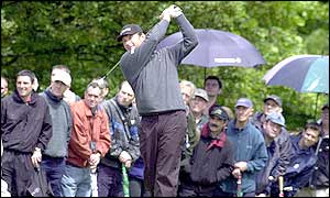 Nick Faldo starts his final round in untidy fashion