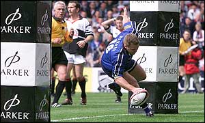 Dan Harris scores the winning try for Sale