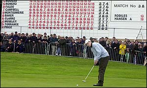 Anders Hansen putts at the 18th green