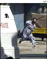Muslim kashmiri protestor throws stone at Indian police