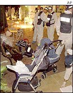 Israeli policeman searching after Petah Tikva blast