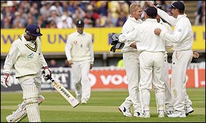 Aravinda de Silva trudges back to the pavilion while England celebrate