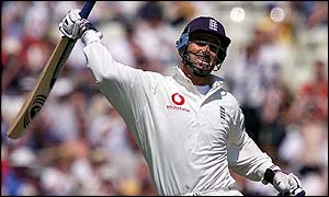 Thorpe celebrates his 11th Test hundred