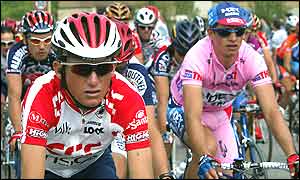 Tyler Hamilton and Paolo Savoldelli shadow each other in the pack