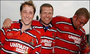 Andy Gomersall, Andy Deacon and Phil Vickery celebrate victory