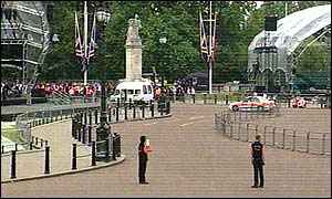The area in front of the Palace was cleared