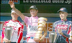 Paolo Savoldelli completed overall victory in the Giro d'Italia with a one minute and 41 second lead over runner-up American Tyler Hamilton
