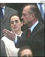 Chirac gesticulates angrily at fans' booing