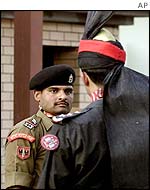 An Indian and a Pakistani border guard at a Kashmir checkpoint