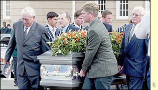 Ewin and Frans Cronje, father and brother of Hansie Cronje, were pall-bearers at the funeral
