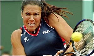 Capriati struggles to return a powerful Williams forehand