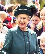 Queen meets the children of the village of Dolau