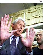 Wim Kok visits forensic scientists in Tuzla