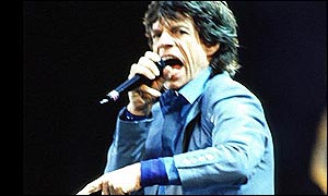 Mick Jagger singing in concert