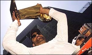 Rick Fox holds the NBA trophy aloft during the Lakers' parade in LA.