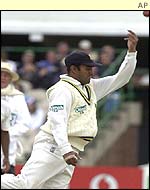 Hashan Tillekaratne celebrates his catch