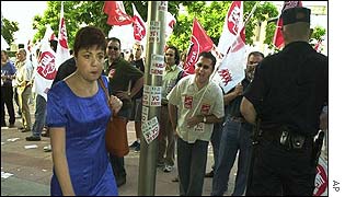 Civil servant crosses picket line in Seville