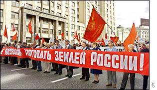 Demonstration outside the Duma against the sale of land, 2001