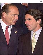 French President Jacques Chirac (l) and Spanish Prime Minister Jose Maria Aznar