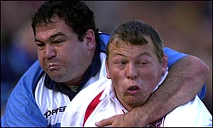 England's Steve Thompson fights for the ball with Frederico Mendez