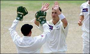 Shane Bond (centre) celebrates the dismissal of Ramnaresh Sarwan 