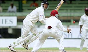 Ramnaresh Sarwan drops New Zealand batsman Chris Harris 