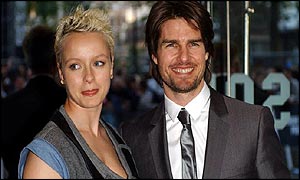 Samantha Morton and Tom Cruise pose outside the Minority Report pr�miere