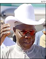 Nigerian President Olusegun Obasanjo tries on a cowboy hat