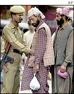 Police frisks Kashmiri worker