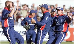 Nasser Hussain celebrates catching Sanath Jayasuriya 