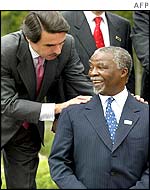 Spanish Prime Minister Jose Maria Aznar talks to South African President Thabo Mbeki