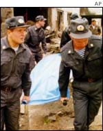 Police carry out a victim of a bomb blast in Volgodonsk in September 1999