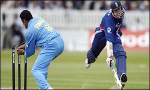 Kumble runs out Nick Knight for 31