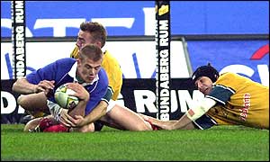Aurelien Rougerie scores a late try for France