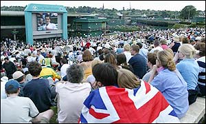 Henman takes the advantage in the match, winning the third set