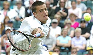 Mikahil Youzhny stretches to return against Lleyton Hewitt