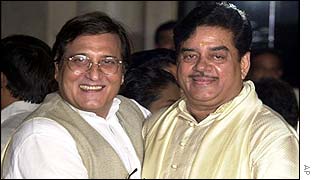 Vinod Khanna embraces Shatrughan Sinha